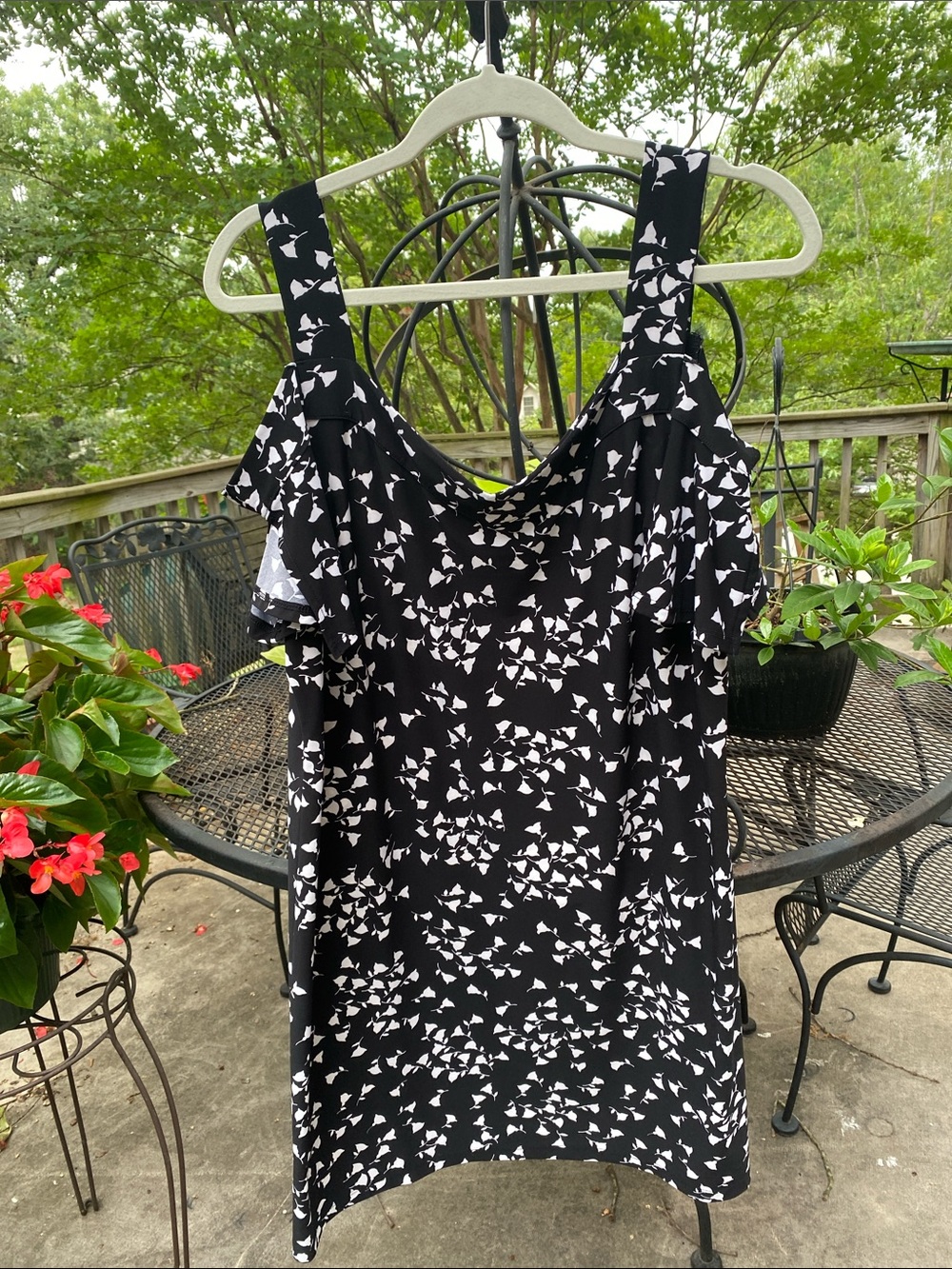Gorgeous Roz & Ali Black and White Leaf Pattern Dress